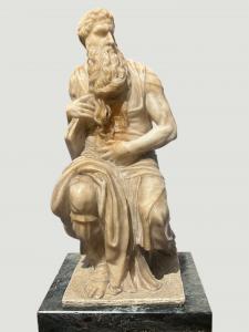 Sculpture en albâtre reproduisant le Moïse de Michel-Ange. Italie, début du XIXe siècle